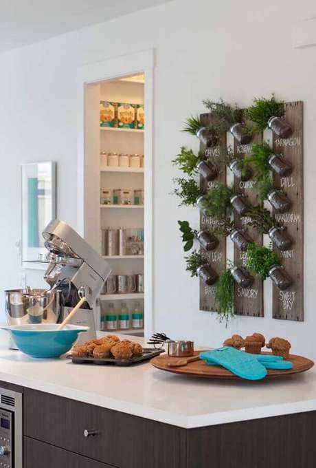 46. Dicas de decoração para cozinha com pequena horta vertical – Foto: Arab Mirror 46. Dicas de decoração para cozinha com pequena horta vertical – Foto: Arab Mirror