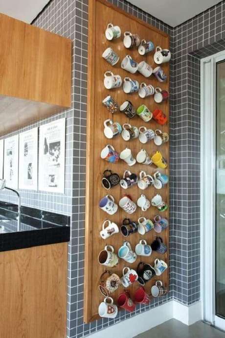 47. Dicas de decoração para cozinha com mural de xícaras – Foto: CoachDecor 47. Dicas de decoração para cozinha com mural de xícaras – Foto: CoachDecor