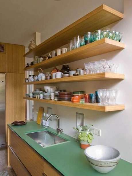 48. Dicas de decoração para cozinha com prateleiras de madeira e bancada verde – Foto: Kutsko Kitchen 48. Dicas de decoração para cozinha com prateleiras de madeira e bancada verde – Foto: Kutsko Kitchen