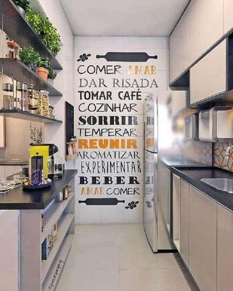 50. Dicas de decoração para cozinha corredor com adesivos de parede – Foto: Aaron Guide 50. Dicas de decoração para cozinha corredor com adesivos de parede – Foto: Aaron Guide