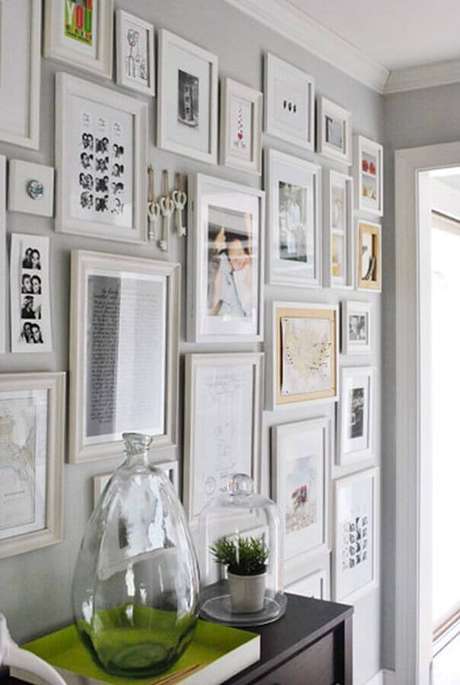 53. Dicas de decoração para casa com parede repleta de quadrinhos – Foto: Young House Love 53. Dicas de decoração para casa com parede repleta de quadrinhos – Foto: Young House Love