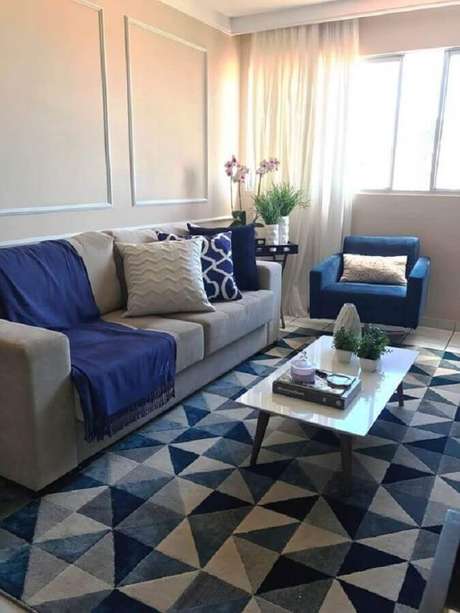 55. Dicas de decoração para sala azul com tapete estampado e boiserie – Foto: Pinterest 55. Dicas de decoração para sala azul com tapete estampado e boiserie – Foto: Pinterest