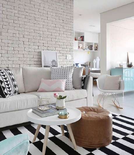 56. Dicas de decoração para sala branca com parede de tijolinho e tapete listrado preto e branco – Foto: Mira e Destino 56. Dicas de decoração para sala branca com parede de tijolinho e tapete listrado preto e branco – Foto: Mira e Destino