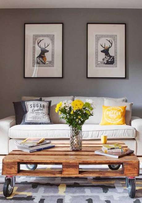 59. Dicas de decoração para sala com mesa de centro de pallet – Foto: Pinterest 59. Dicas de decoração para sala com mesa de centro de pallet – Foto: Pinterest