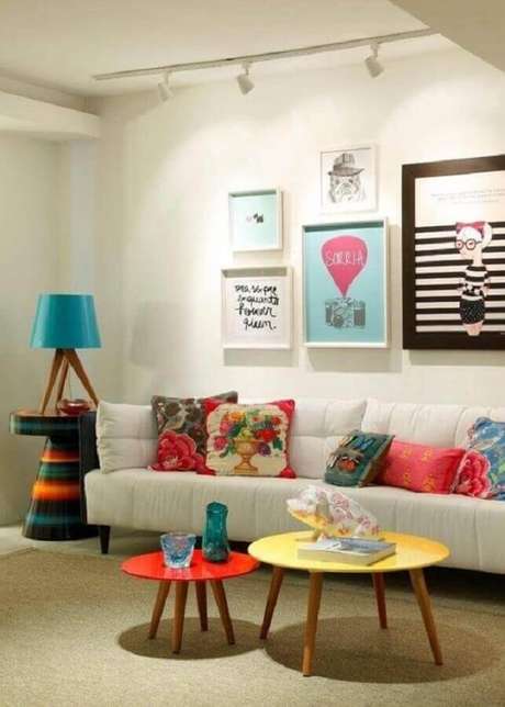 61. Dicas de decoração para sala com quadros coloridos e várias almofadas – Foto: Yasmin Ruama 61. Dicas de decoração para sala com quadros coloridos e várias almofadas – Foto: Yasmin Ruama