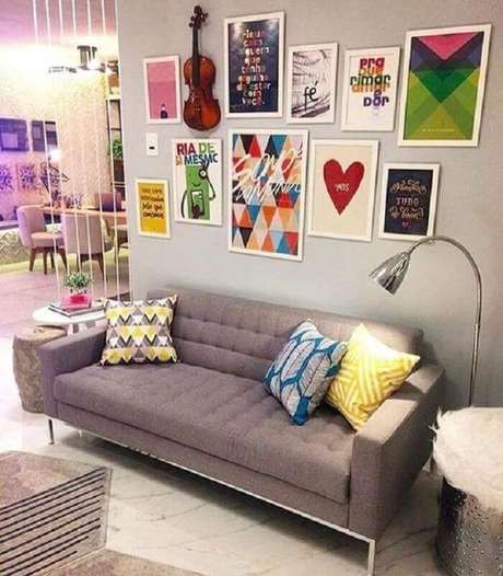 62. Dicas de decoração para sala com sofá cinza e vários quadros – Foto: Pinterest 62. Dicas de decoração para sala com sofá cinza e vários quadros – Foto: Pinterest