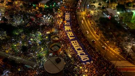 Além da educação, alguns manifestantes levaram também às ruas pautas como as organizações sindicais e a reforma da Previdência