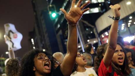 Manifestantes em São Paulo; protestos deste dia 30 aconteceram em várias cidades do país