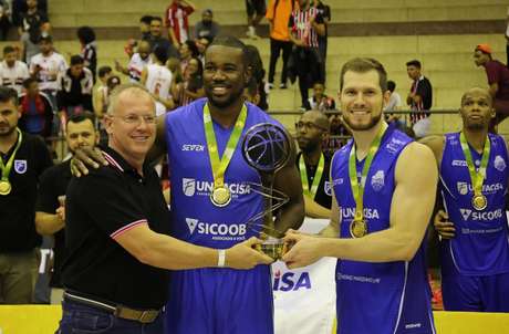 Unifacisa comemora a conquista da Liga Ouro de basquete (Foto: Rubens Chiri/SPFC)