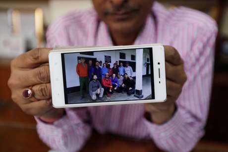 Diretor administrativo do Himalayan Run & Trek Pvt. Ltd., C.S. Pandey, mostra foto do grupo de alpinistas antes de expedição
02/06/2019
REUTERS/Adnan Abidi