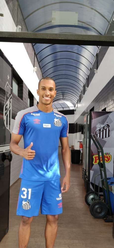 Lucas Braga assinou contrato com o Santos até junho de 2022 (Reprodução) Lucas Braga assinou contrato com o Santos até junho de 2022 (Reprodução)