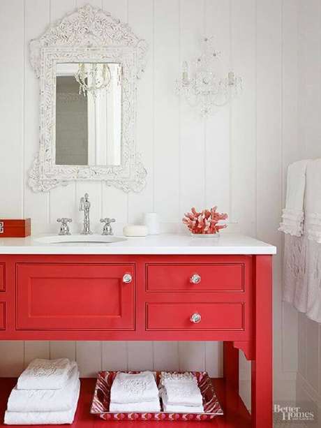 2. Decoração clássica para banheiro vermelho e branco com espelho provençal – Foto: Better Homes 2. Decoração clássica para banheiro vermelho e branco com espelho provençal – Foto: Better Homes