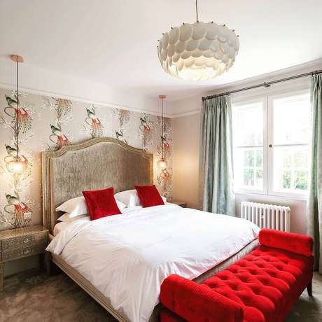 23. Utilize tons de vermelho com cores neutras na decoração do quarto – Foto: Sue Murphy 23. Utilize tons de vermelho com cores neutras na decoração do quarto – Foto: Sue Murphy