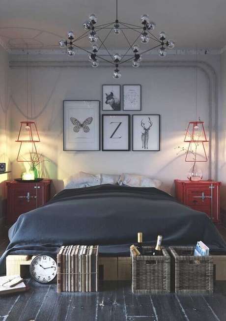 31. Decoração em tons de vermelho para quarto cinza com quadros na cabeceira – Foto: Pinosy 31. Decoração em tons de vermelho para quarto cinza com quadros na cabeceira – Foto: Pinosy