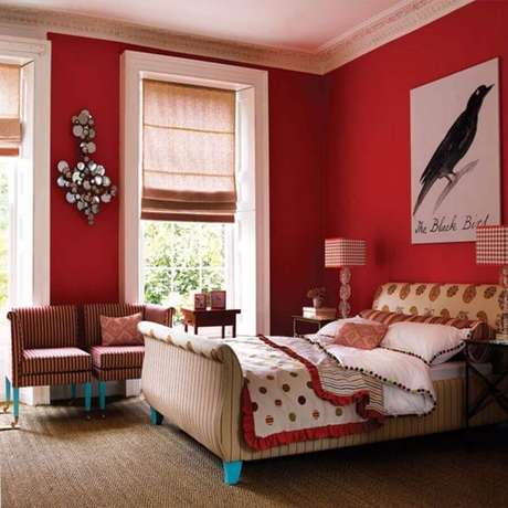 39. Decoração para quarto com parede vermelha e cabeceira estampa – Foto: Grezu 39. Decoração para quarto com parede vermelha e cabeceira estampa – Foto: Grezu