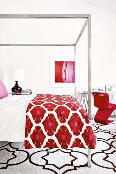 40. Decoração com tons de vermelho e rosa para quarto amplo com dossel em inox – Foto: Air Freshener 40. Decoração com tons de vermelho e rosa para quarto amplo com dossel em inox – Foto: Air Freshener