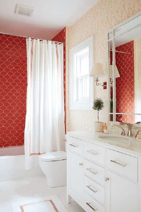 46. Além do banheiro com pastilhas vermelha também é possível utilizar outros tipos de revestimentos em tons de vermelho para decorar esse ambiente – Foto: Plus Arquitectura 46. Além do banheiro com pastilhas vermelha também é possível utilizar outros tipos de revestimentos em tons de vermelho para decorar esse ambiente – Foto: Plus Arquitectura