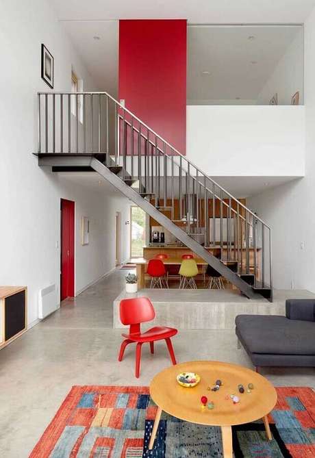 47. Decoração em tons de vermelho para casa com piso de cimento queimado – Foto: Pinterest 47. Decoração em tons de vermelho para casa com piso de cimento queimado – Foto: Pinterest