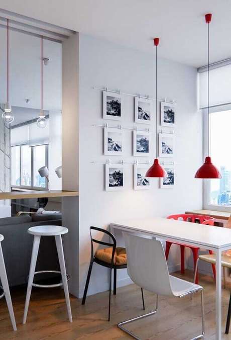 45. Em ambientes bem claros os tons de vermelho se tornam destaque na decoração – Foto: Pinterest 45. Em ambientes bem claros os tons de vermelho se tornam destaque na decoração – Foto: Pinterest