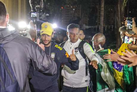 Neymar chega ao hotel em Brasília, no Distrito Federal (DF), onde a Seleção se concentra para a partida contra o Catar nesta quarta-feira (5) Neymar chega ao hotel em Brasília, no Distrito Federal (DF), onde a Seleção se concentra para a partida contra o Catar nesta quarta-feira (5)