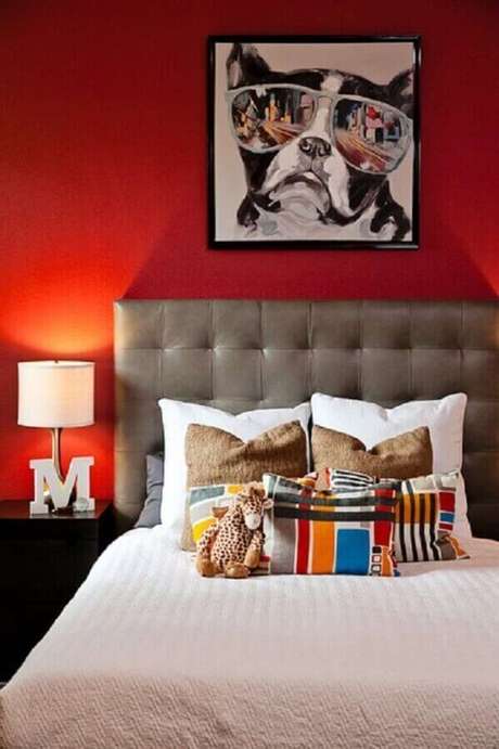 57. Quarto decorado com parede vermelha e cabeceira capitonê cinza – Foto: Shutterfly 57. Quarto decorado com parede vermelha e cabeceira capitonê cinza – Foto: Shutterfly