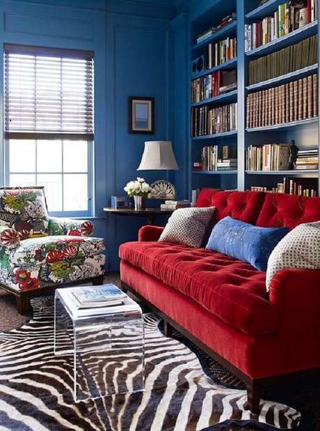 62. Decoração para sala de estar com sofá vermelho e paredes pintadas de azul – Foto: Pinterest 62. Decoração para sala de estar com sofá vermelho e paredes pintadas de azul – Foto: Pinterest
