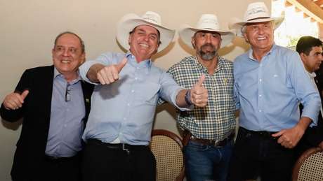 Bolsonaro não acompanhou a votação desta quarta: estava em um evento em Barra do Garça (MT), com o governador de Goiás, Ronaldo Caiado (dir.) Bolsonaro não acompanhou a votação desta quarta: estava em um evento em Barra do Garça (MT), com o governador de Goiás, Ronaldo Caiado (dir.)