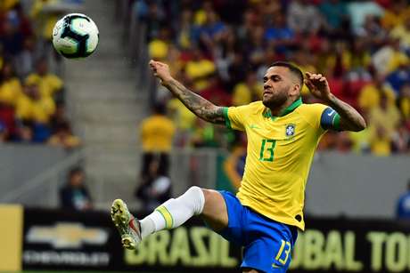 Daniel Alves, do Brasil, em partida amistosa contra o Catar, realizada no estádio Mané Garrincha, em Brasília, nesta quarta-feira, 05.
