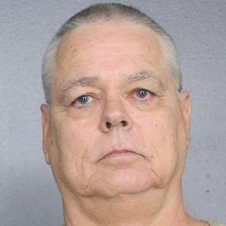 Scot Peterson foi acusado de negligência depois que ele não conseguiu enfrentar um atirador na escola Scot Peterson foi acusado de negligência depois que ele não conseguiu enfrentar um atirador na escola