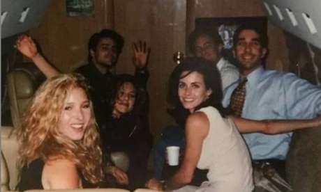 Jennifer Aniston conta bastidores da foto histórica do elenco de 'Friends'. Jennifer Aniston conta bastidores da foto histórica do elenco de 'Friends'.