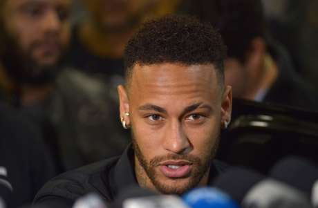 Neymar deixa delegacia após prestar depoimento no Rio