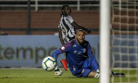 Chará (ao fundo), do Atlético Mineiro, chuta e marca gol em lance com o goleiro Everson, do Santos, durante partida válida pelas oitavas de final da Copa do Brasil 2019, realizada no estádio do Pacaembu, na zona oeste da capital paulista, nesta quinta-feira.