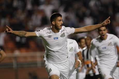 Gustavo Henrique, do Santos, comemora seu gol durante partida contra o Atltico Mineiro, vlida pelas oitavas de final da Copa do Brasil 2019, no estdio Paulo Machado de Carvalho (Pacaembu), na zona oeste de So Paulo, nesta quinta-feira (6).