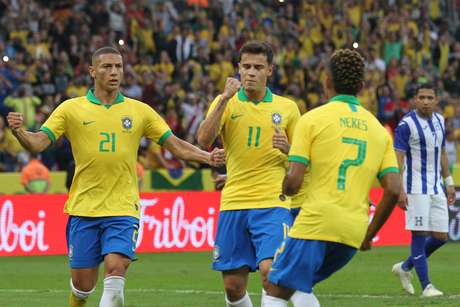 Phelipe Coutinho comemorando gol durante a partida amistosa entre Brasil e Honduras, realizada no Estadio Beira Rio, na cidade de Porto Alegre, na tarde deste domingo (09).