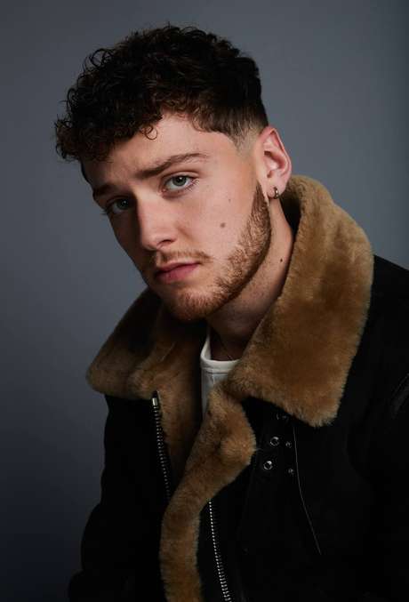 O cantor americano Bazzi prepara seu segundo disco O cantor americano Bazzi prepara seu segundo disco
