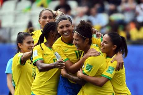 Meninas do Brasil venceram com tranquilidade na estreia da Copa do Mundo (Foto: Jean-Pierre Clatot / AFP) Meninas do Brasil venceram com tranquilidade na estreia da Copa do Mundo (Foto: Jean-Pierre Clatot / AFP)
