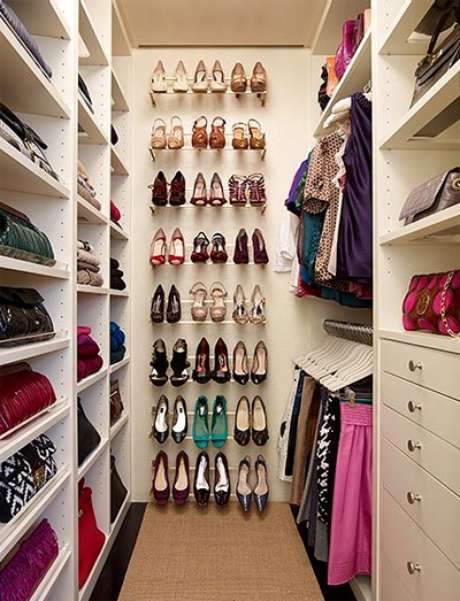 16. Limpe e guarde os sapatos com o par para organizar guarda roupa. 16. Limpe e guarde os sapatos com o par para organizar guarda roupa.