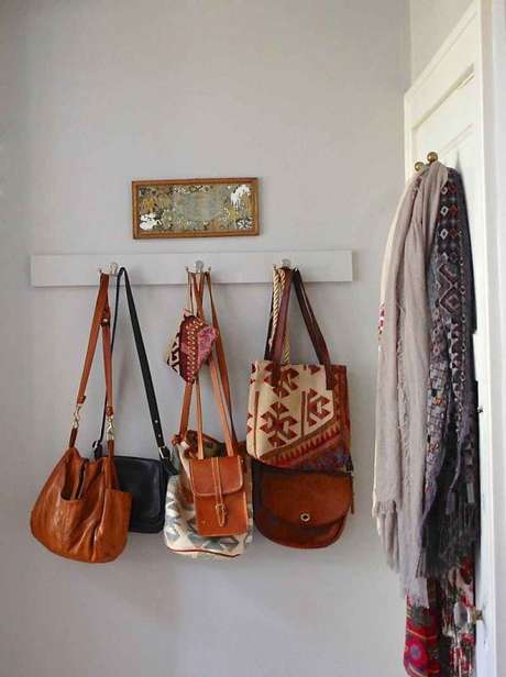28. Você tem muitas bolsas? Então use ganchos para pendura-las e organizar guarda roupa 28. Você tem muitas bolsas? Então use ganchos para pendura-las e organizar guarda roupa