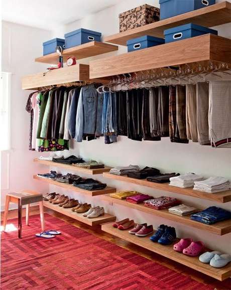 14. Como organizar guarda roupa? Coloque os itens menos importantes no alto! 14. Como organizar guarda roupa? Coloque os itens menos importantes no alto!