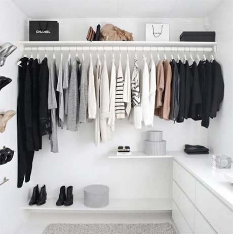 42. As prateleiras ajudam a organizar guarda roupa de forma mais prática 42. As prateleiras ajudam a organizar guarda roupa de forma mais prática