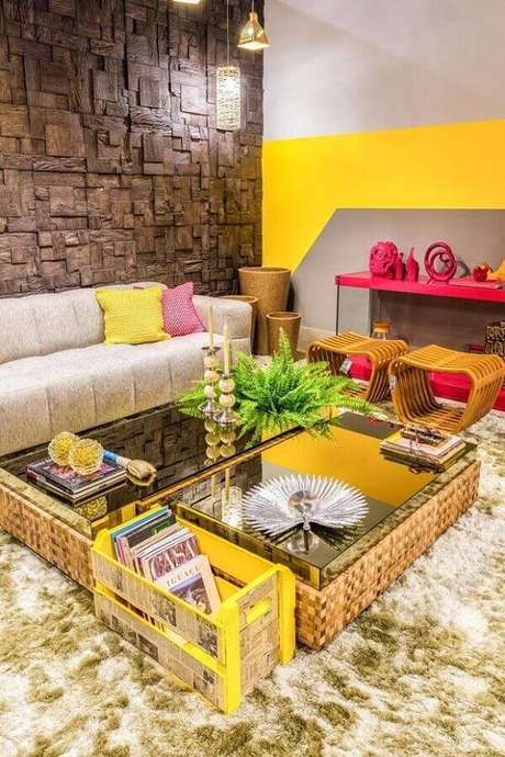 36. Decoração para sala amarela com revestimento de madeira – Foto: Carola Duarte 36. Decoração para sala amarela com revestimento de madeira – Foto: Carola Duarte