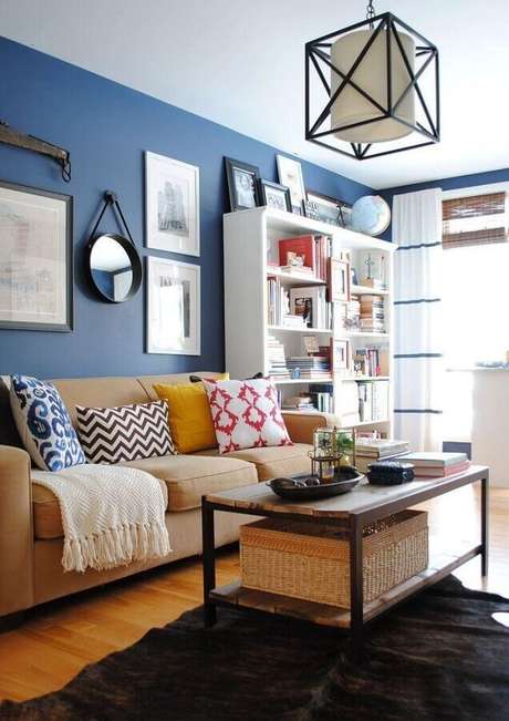 42. Cores para sala decorada com pendente moderno e tapete preto – Foto: Founterior 42. Cores para sala decorada com pendente moderno e tapete preto – Foto: Founterior