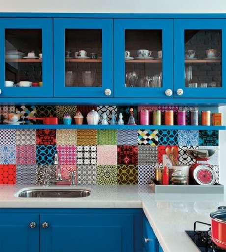 52. Cozinha com decoração criativa em tons de azul. Fonte: Dolce Casa Studio 52. Cozinha com decoração criativa em tons de azul. Fonte: Dolce Casa Studio