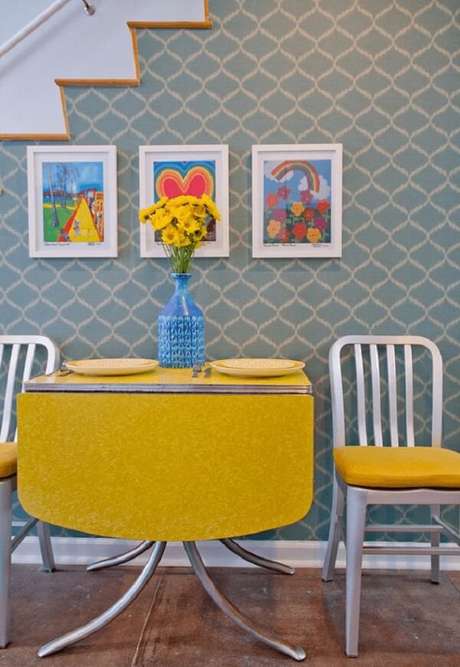 43. Mesa dobrável com tampo amarelo. Fonte: Conceito de Estilo 43. Mesa dobrável com tampo amarelo. Fonte: Conceito de Estilo