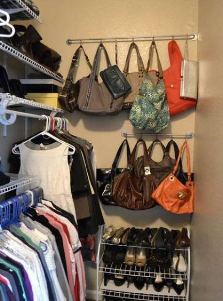 21. Como organizar guarda roupa: Outra opção são varões de cortina ou araras de parede, se você dispor de mais espaço. 21. Como organizar guarda roupa: Outra opção são varões de cortina ou araras de parede, se você dispor de mais espaço.