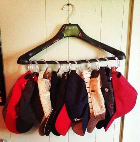 18. Como organizar guarda roupa: Bonés podem ser pendurados em um cabide com essa simples adaptação. 18. Como organizar guarda roupa: Bonés podem ser pendurados em um cabide com essa simples adaptação.