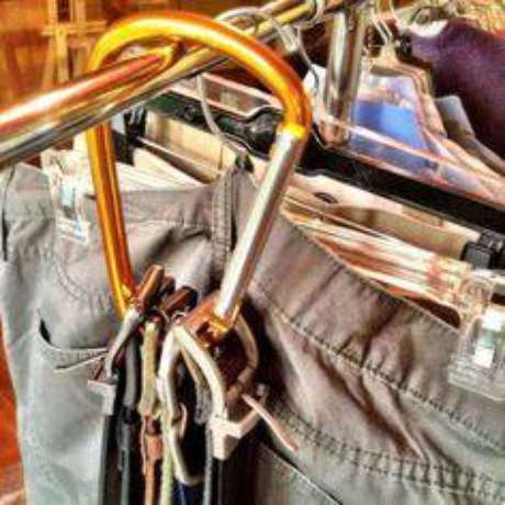 22. Como organizar guarda roupa: Cintos podem ser organizados com um simples gancho. 22. Como organizar guarda roupa: Cintos podem ser organizados com um simples gancho.