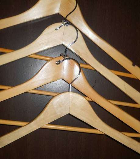 24. Como organizar Guarda Roupa: Ganhe mais espaço com anéis de latinhas de refrigerante. Basta pendurar no gancho do seu cabide! 24. Como organizar Guarda Roupa: Ganhe mais espaço com anéis de latinhas de refrigerante. Basta pendurar no gancho do seu cabide!