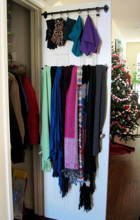 20. Como organizar guarda roupa: Penduradores de toalha, daqueles de banheiro podem ser usados para pendurar luvas e echarpes. 20. Como organizar guarda roupa: Penduradores de toalha, daqueles de banheiro podem ser usados para pendurar luvas e echarpes.