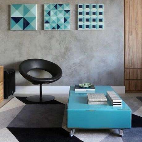64. Parede cinza e detalhes em tons de azul encantam a decoração da sala. Fonte: Tua Casa 64. Parede cinza e detalhes em tons de azul encantam a decoração da sala. Fonte: Tua Casa